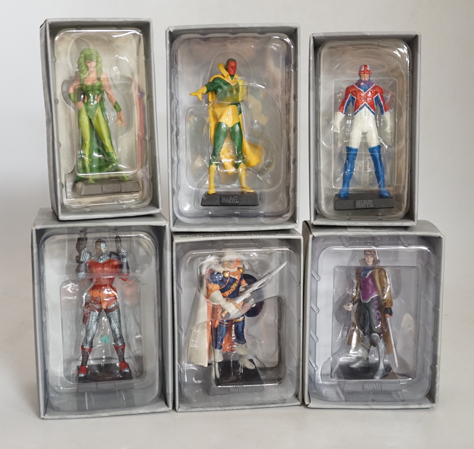 A collection of boxed Eaglemoss magazine issue Marvel figurines with related magazines in two folders (125 figures)